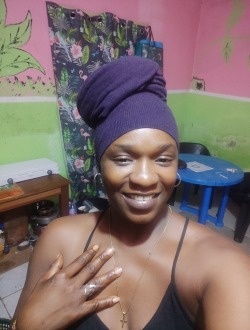 Profil de Gladys Emery, une femme célibataire de 37 ans à Abam