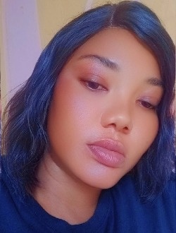 Profil de Adeline Ouraga, une femme célibataire de 37 ans à Abidjan