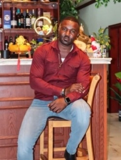 Profil de Rolf Thélor, un homme célibataire de 33 ans à Mindoube