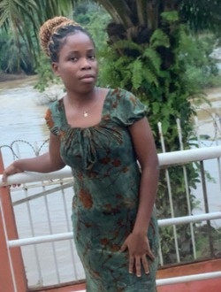 Profil de Degny Emmanuel, une femme célibataire de 19 ans à Abidjan
