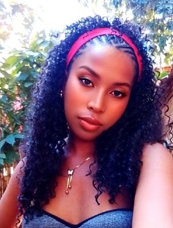 Profil de Caella, une femme célibataire de 19 ans à Antalaha