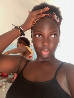 Profil de Djenebou, une femme célibataire de 18 ans à Petit Abidjan-Youkou
