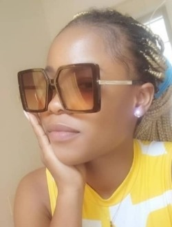 Profil de Laure, une femme célibataire de 28 ans à Lomé