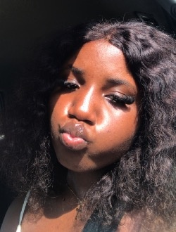 Profil de Queen, une femme célibataire de 21 ans à Yaoundé