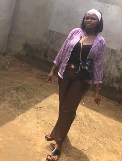 Profil de Hermouna, une femme célibataire de 21 ans à Abang