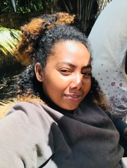 Profil de Raholoson, une femme célibataire de 27 ans à Antalaha