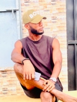 Profil de Eliaquime, un homme célibataire de 36 ans à Abidjan