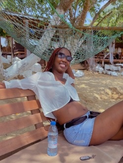 Profil de Brenda, une femme célibataire de 26 ans à Yaoundé