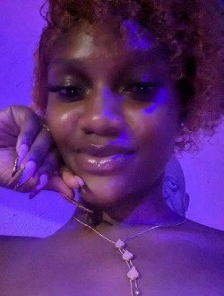 Profil de Yvana, une femme célibataire de 22 ans à Yaoundé