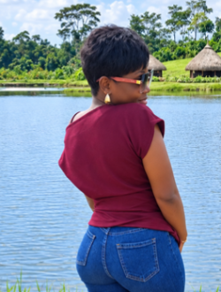 Profil de Loraine, une femme célibataire de 35 ans à Ébolowa