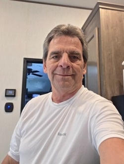 Profil de Robert, un homme célibataire de 71 ans à Saint-Philippe