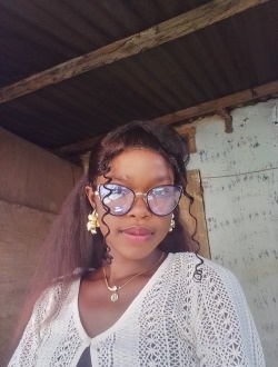 Profil de Hanifa, une femme célibataire de 19 ans à Adidomé