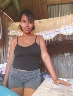 Profil de Khar Ène, une femme célibataire de 20 ans à Antalaha
