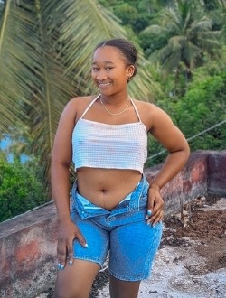 Profil de Clara, une femme célibataire de 19 ans à Antalaha