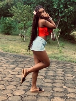 Profil de Clina, une femme célibataire de 21 ans à Antalaha