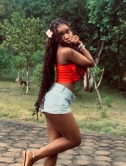 Profil de Clina, une femme célibataire de 21 ans à Antalaha