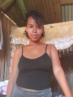 Profil de Khar Ène, une femme célibataire de 19 ans à Antalaha