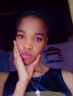 Profil de Yolande, une femme célibataire de 19 ans à Yaoundé