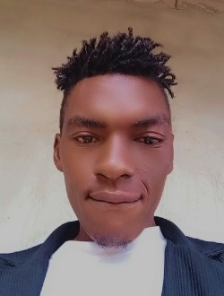 Profil de Luc, un homme célibataire de 25 ans à Bertoua