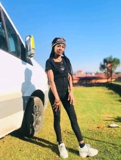 Profil de Faratina, une femme célibataire de 26 ans à Abattoir