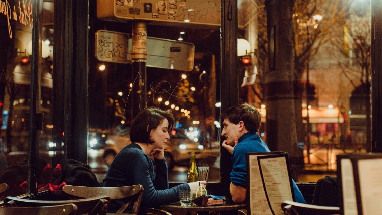 First date in a bar? Follow these tips to make it awesome!