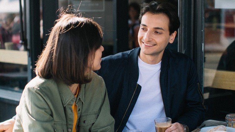 What to Say to a Girl You Just Met – The Complete Guide