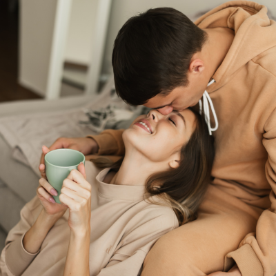 ouple complice qui partage un moment tendre après s’être rencontrés sur CélibatairesDuWeb