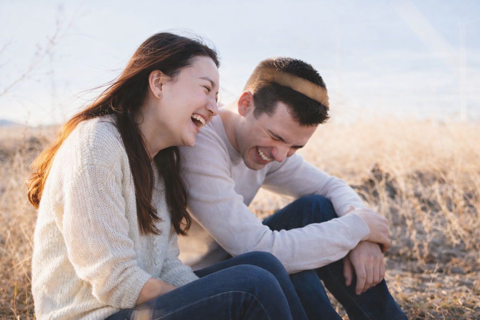 Couple qui rit ensemble, moment de détente et de connexion émotionnelle