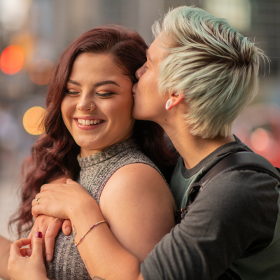 Deux femmes amoureuses qui partagent un moment tendre, symbole de rencontre lesbienne sincère sur Cé