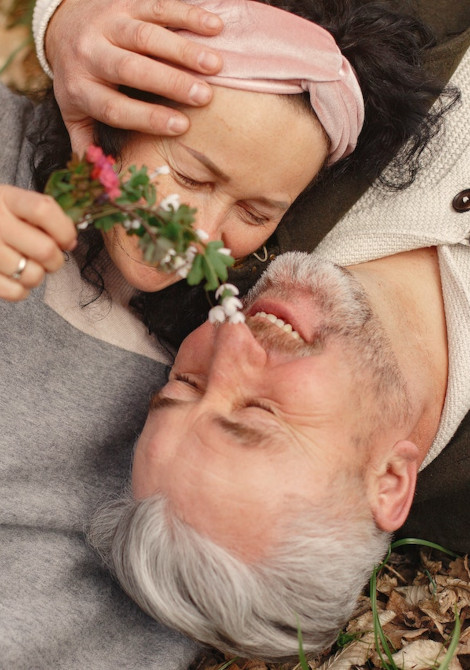 Couple heureux entrelassé