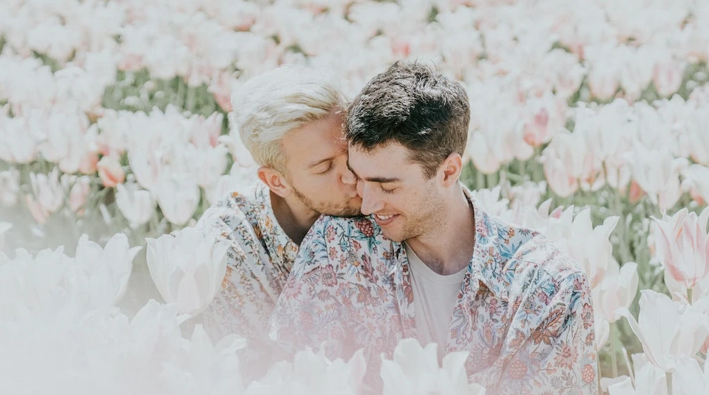 Couple gay en amour dans les fleurs